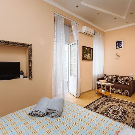 Apartments On Teatralna 26 ลวีฟ ภายนอก รูปภาพ