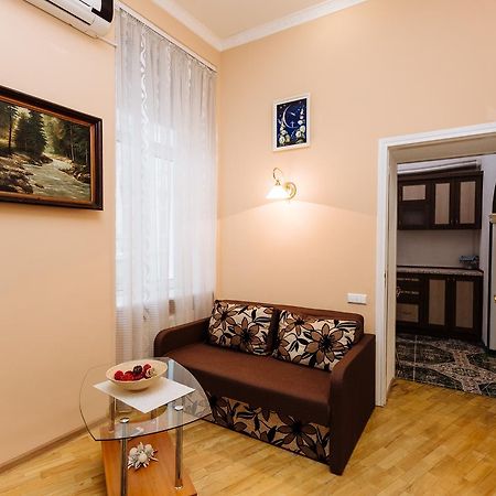 Apartments On Teatralna 26 ลวีฟ ภายนอก รูปภาพ