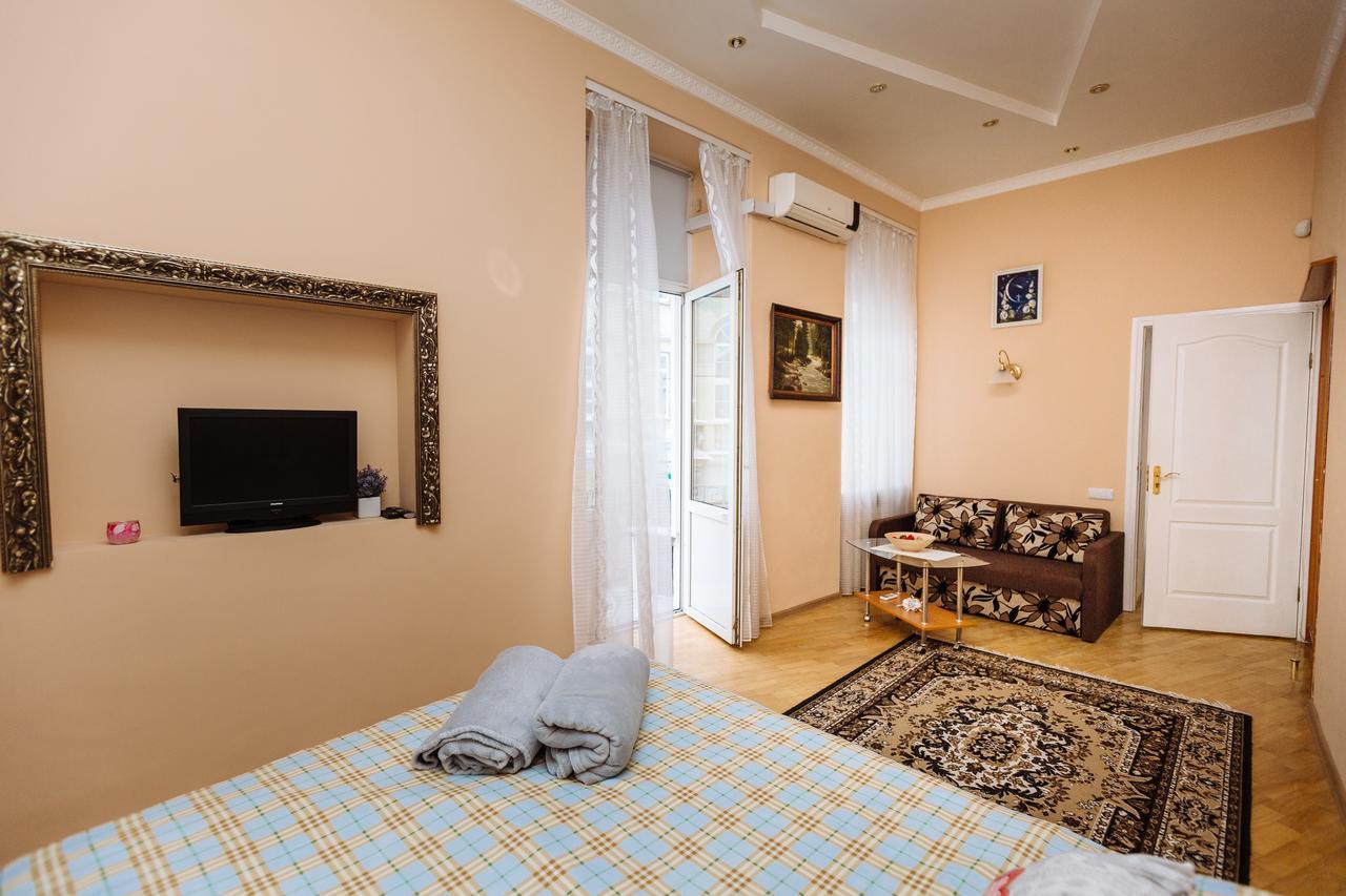 Apartments On Teatralna 26 ลวีฟ ภายนอก รูปภาพ